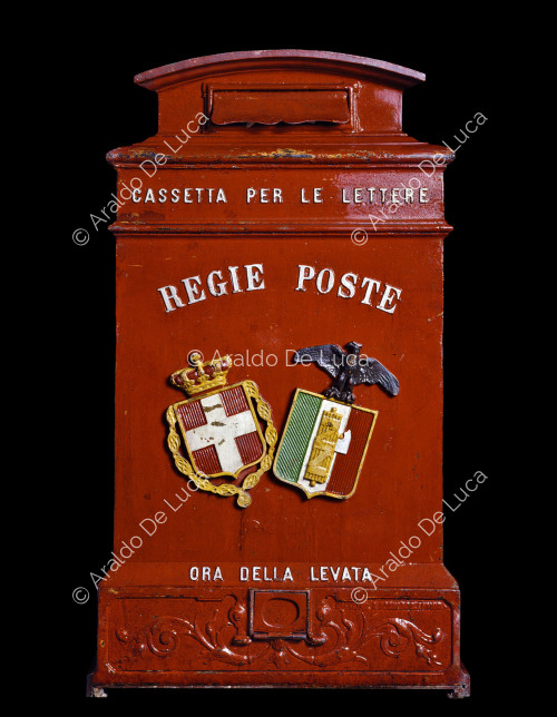 Cassetta Postale con stemma sabaudo e stemma fascista