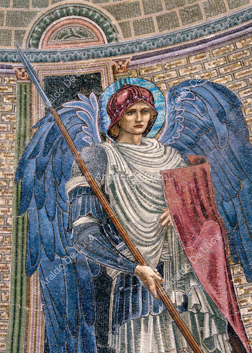 Arcangelo Michele con in mano un mantello e una lancia - particolare del mosaico absidale