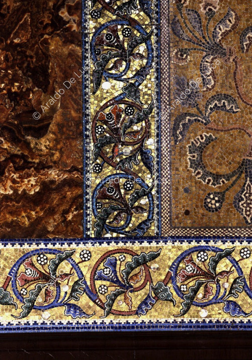 Decorazione in mosaico e marmo policromo - particolare 