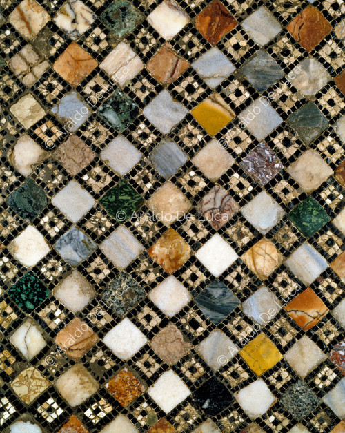 Suelo de mosaico con decoración geométrica. Detalle