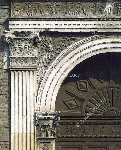 Veduta esterna del portale del Palazzo. Particolare 