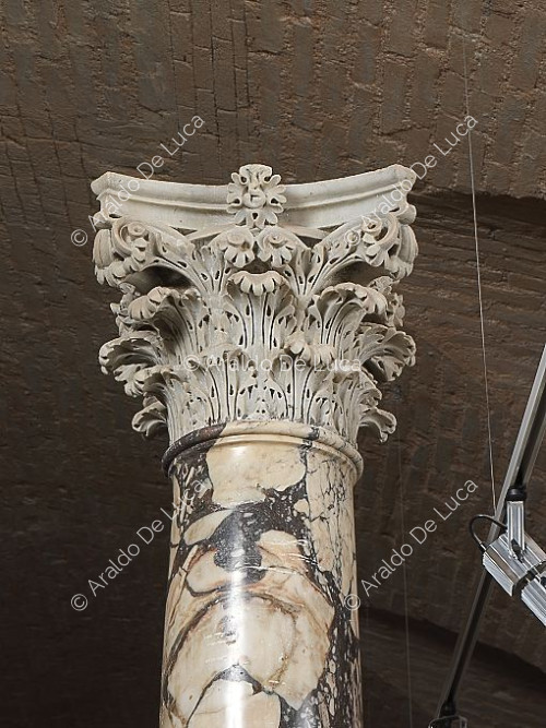 Columnas de mármol con capitel corintio Scola Castigliana