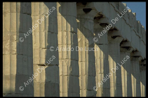 Detalle de la parte superior de la peristasis exterior del Partenón
