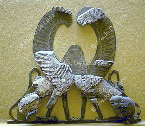 Applique in bronzo con sfingi