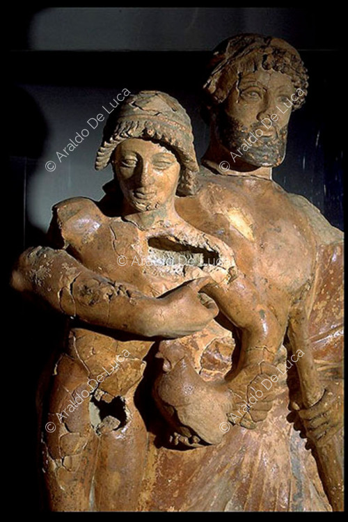 Estatua con el rapto de Ganimedes en terracota