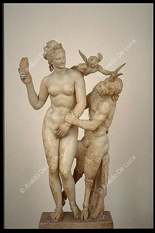Figura femenina y fauno en marmol romano