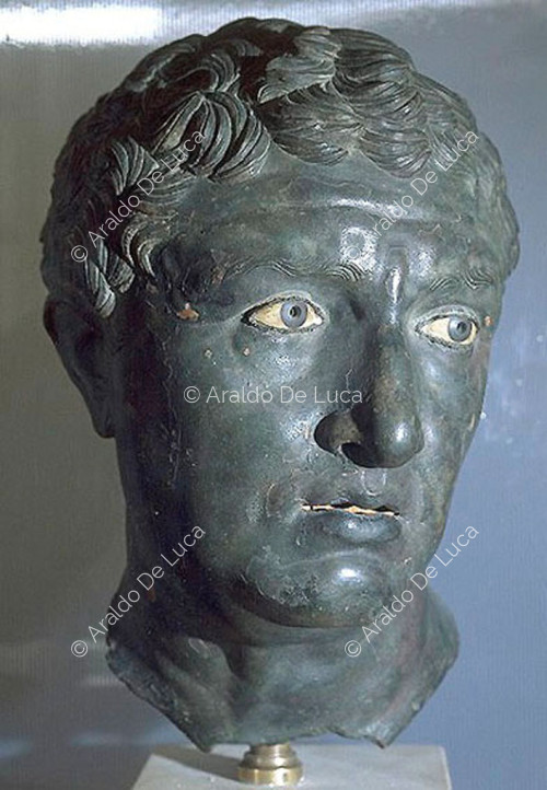 Cabeza masculina en bronce romano
