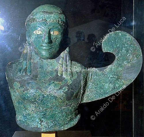 Acroterio a sirena alata in bronzo arcaico