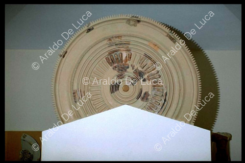 Acroterio a disco dipinto in terracotta arcaico