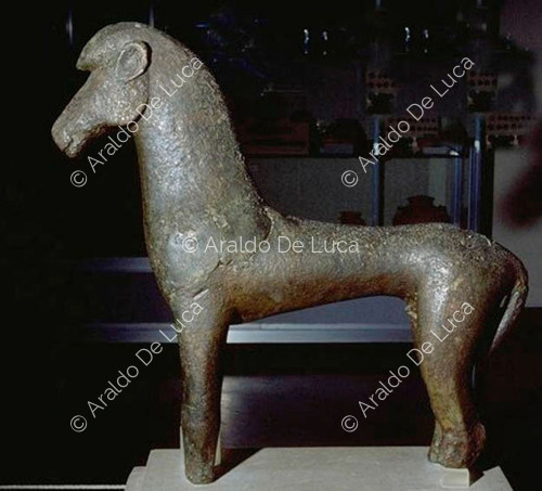 Estatua de caballo en bronce
