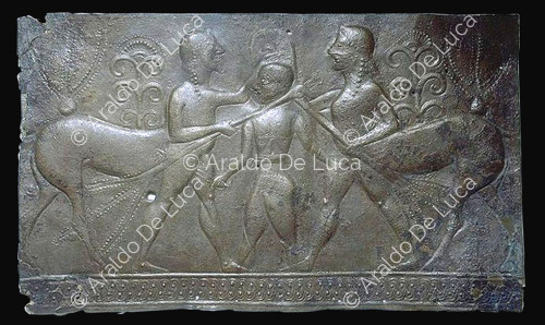 Lamina con centauros en bronce arcaico