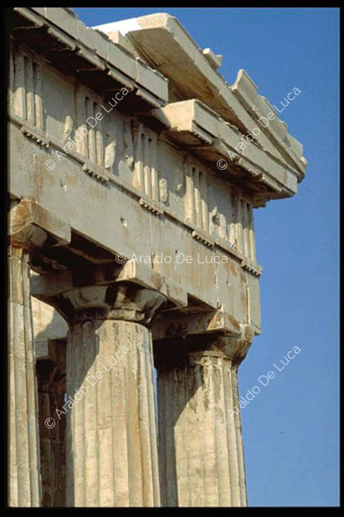 Detalle del entablamento y las columnas del templo de Poseidón