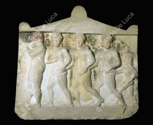 Relief avec figures archaïques