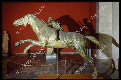 Estatua de caballo con nino de Capo Artemisio