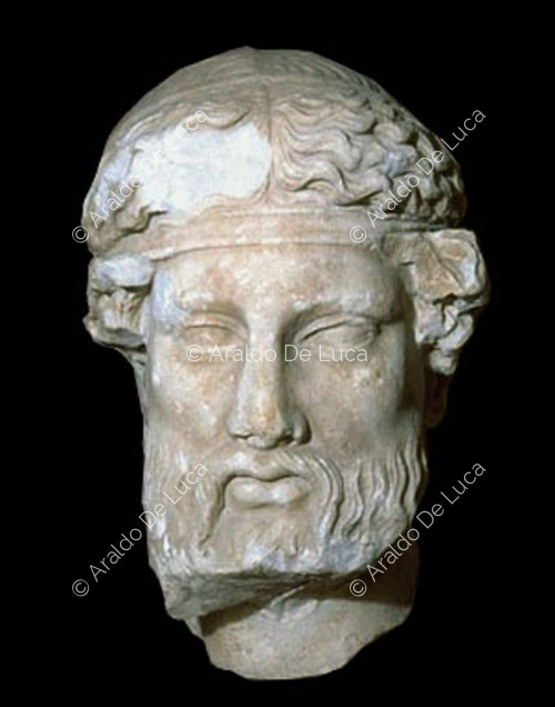 Testa maschile di divinità  im marmo greca