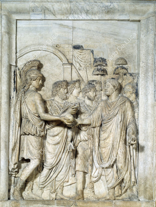 Adriano saludado por la diosa Roma, el Senado y el pueblo romano - Relieve del arco honorífico, detalle