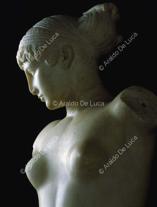 Venus (posiblemente Cleopatra) desnuda en el acto de atarse el pelo flanqueada por un jarrón decorado con una cobra que descansa sobre una cesta floral venus