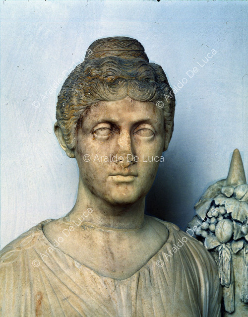Dea con cornucopia e piato