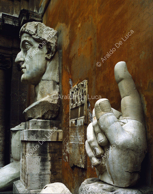 Testa e mano della statua colossale di Costantino