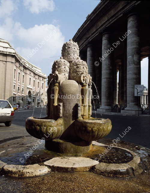 St. Peter's Square: Tiare fountain
