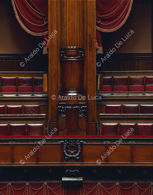 Aula di Montecitorio, vue en raccourci des galeries. Au-dessus des loggias, la frise picturale de Sartorio