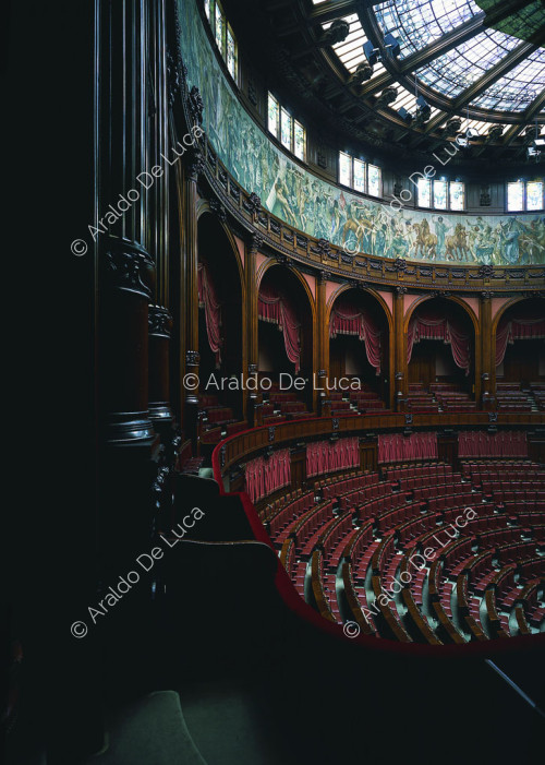 Aula de Montecitorio, vista en escorzo de las galerías. Sobre las logias, el friso pictórico de Sartorio