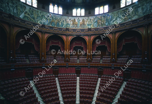 Aula di Montecitorio, vue en raccourci des galeries. Au-dessus des loggias, la frise picturale de Sartorio