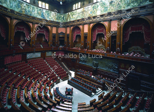 Aula di Montecitorio, verkürzte Ansicht der Galerien. Oberhalb der Loggien der Bildfries von Sartorio