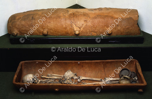 Sarcofago con scheletro
