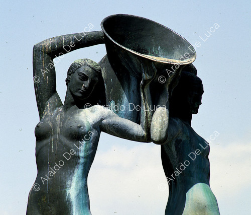 Due nudi di donna che reggono la conca abruzzese