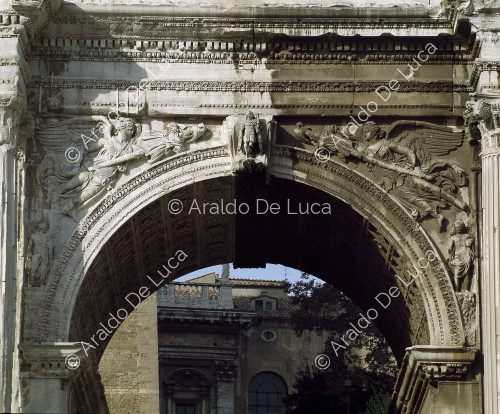 Arco de Septimio Severo. Detalle del frontón superior
