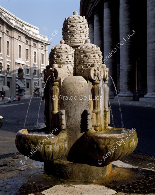 St. Peter's Square: Tiare fountain