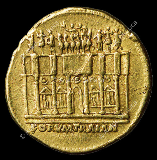 Goldmünze mit Trajans Forum verziert