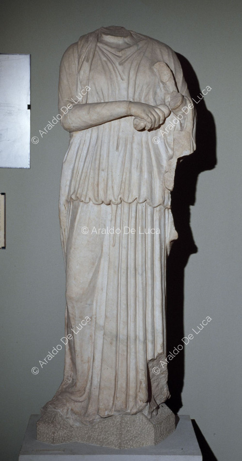 Statua femminile in marmo