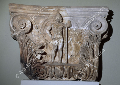 Grande capitello composito con figura di rilievo