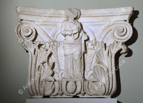 Grande capitello composito con figura femminile