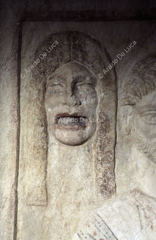 Maschera teatrale e soldato