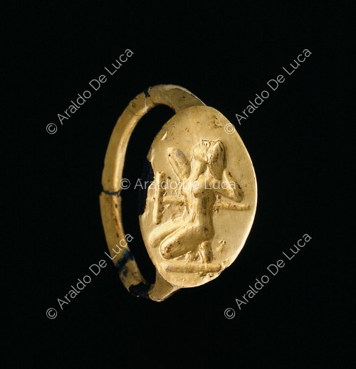 Anillo con bisel que representa una figura femenina