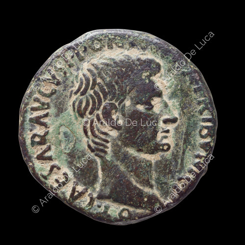 Kopf des Augustus nach rechts, römische Kaiserachse des Magistrats M. Salvius Otho