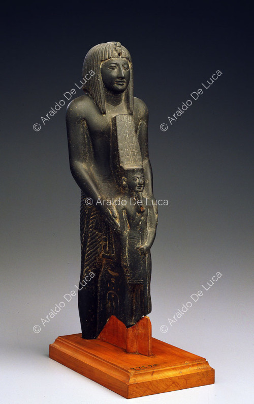 King holding Amun before him