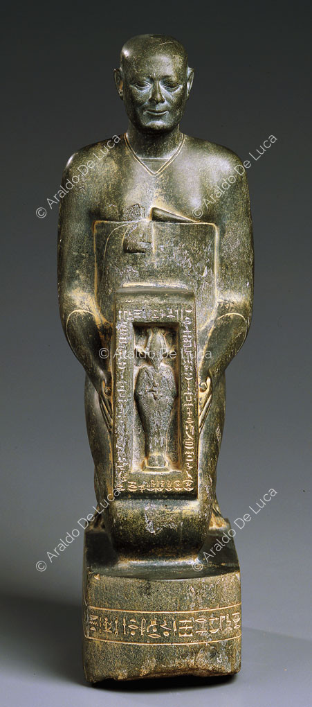 Estatua naófora de Psammetiksaneith