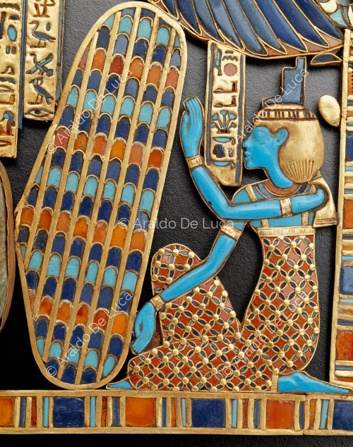 Schatzkammer des Tutanchamun. Pektoral, das einen geflügelten Skarabäus mit Isis und Nephthys darstellt