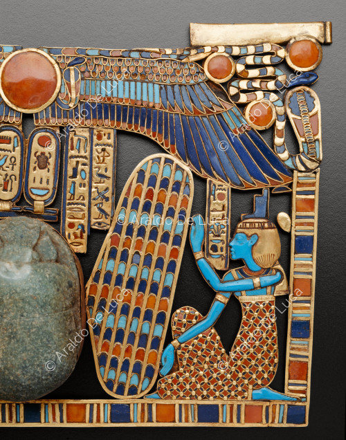 Schatzkammer des Tutanchamun. Pektoral, das einen geflügelten Skarabäus mit Isis und Nephthys darstellt