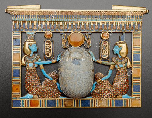 Tesoro de Tutankamón. Pectoral que representa un escarabajo con Isis y Neftis.