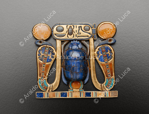 Tesoro de Tutankamón. Pectoral con escarabajo sostenido por urei.