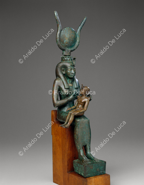 Estatuilla de Isis amamantando a Horus (Isis lactans)