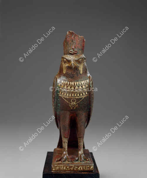 Statua di Horus con sembianze di falco e amuleto a forma di cuore