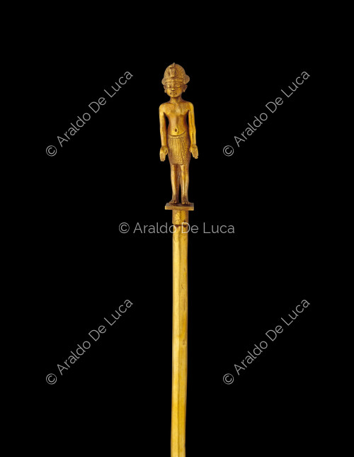 Trésor de Toutânkhamon. Bâton à l'effigie du souverain en or