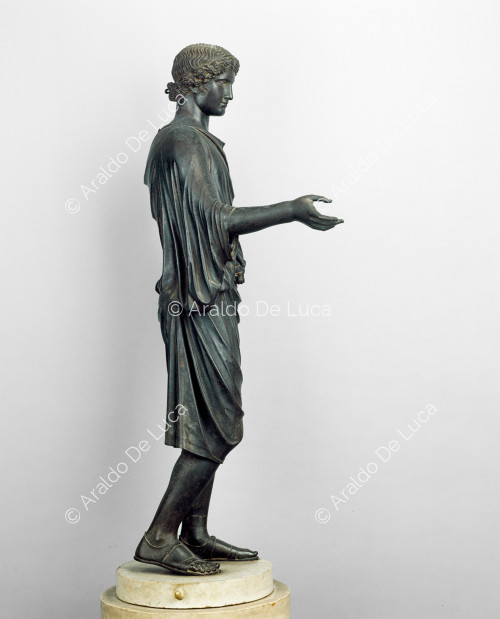 Weibliche Statue mit erhobenem Arm