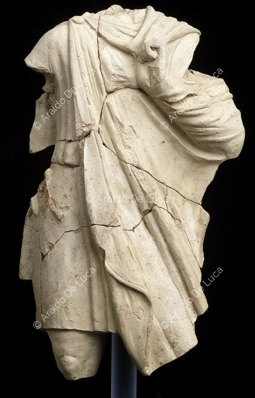 Fragment einer männlichen Statue